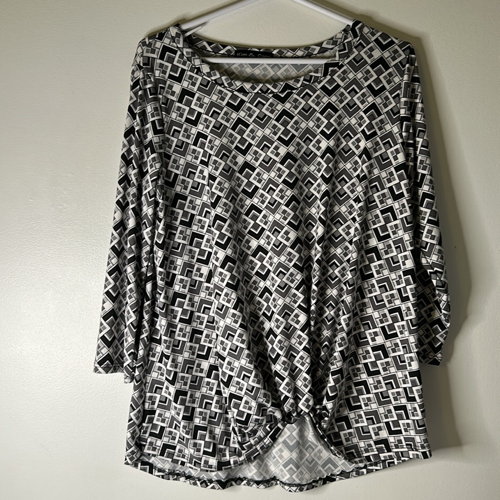 Kim & Cami Black and White Geometric Long Sleeve Top
